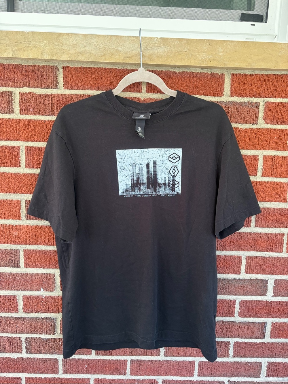 H&M Black Graphic Short Sleeve Tee with White City Print